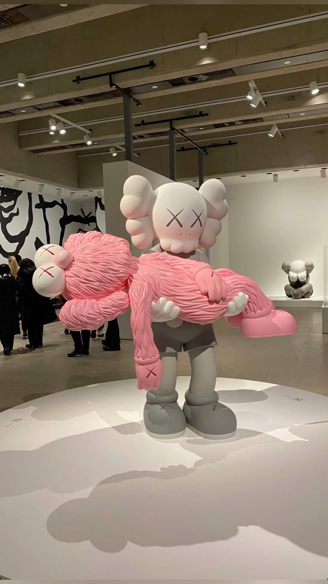 Modelo usando streetwear monocromático de Vermin